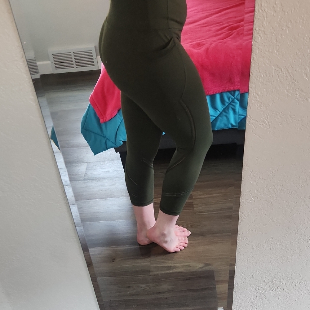 Victori's Secret Knockout Capris. With Pockets. Olive Green.